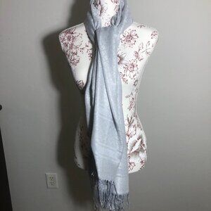 Elevate Your Style with Our Luxurious Silver-Grey Scarf!